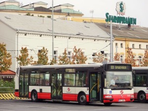 Autobus č. 123 čeká na své cestující v obratišti Na Knížecí